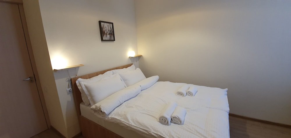 Тбилиси: Two Bedroom Apartment With Balcony