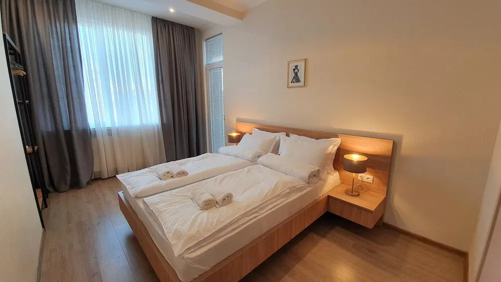 Тбилиси: Two Bedroom Apartment With Balcony