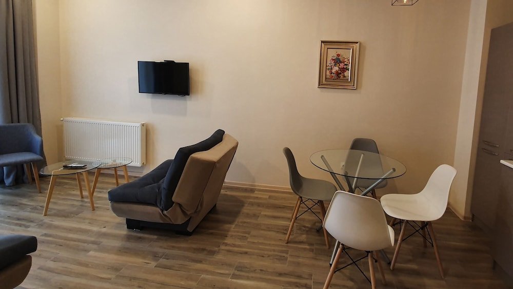 Тбилиси: Two Bedroom Apartment With Balcony