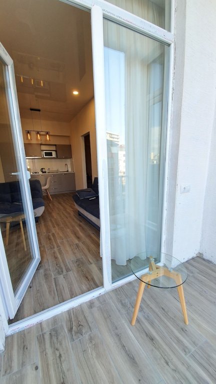 Тбилиси: Two Bedroom Apartment With Balcony