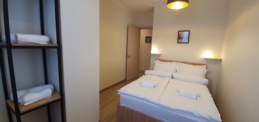Тбилиси: Two Bedroom Apartment With Balcony