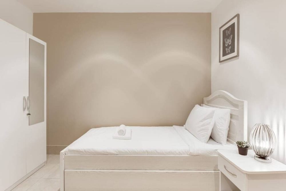 Дубай: Newly Furnished Family Home Near Burj Khalifa!
