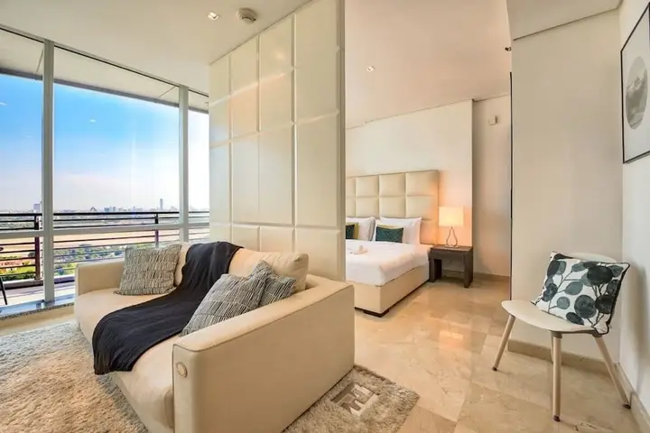 Дубай: Luxury Apartment Steps Away From Everything