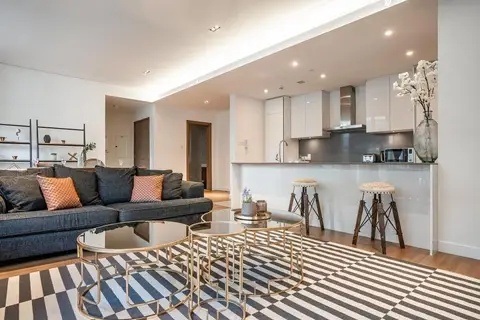 Luxurious, Vast & Airy Apartment in City Walk — фото 1