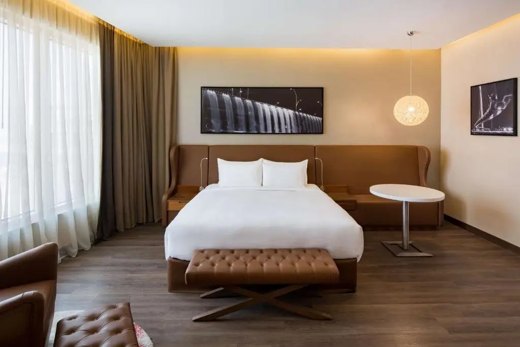Дубай: Отель Radisson Blu Hotel, Dubai Canal View
