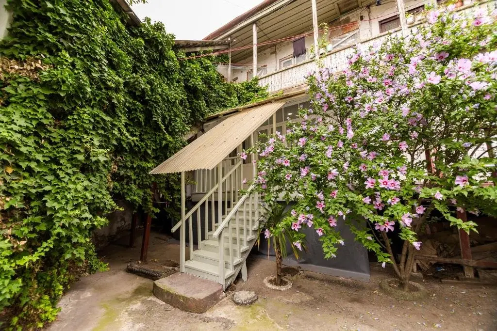 Тбилиси: Apartment in Cozy Little Yard