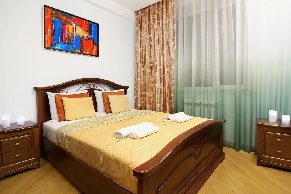 Ереван: 3 Bedroom Apartment near Republic Square