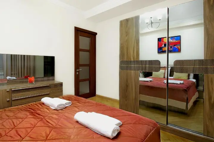Ереван: 3 Bedroom Apartment near Republic Square