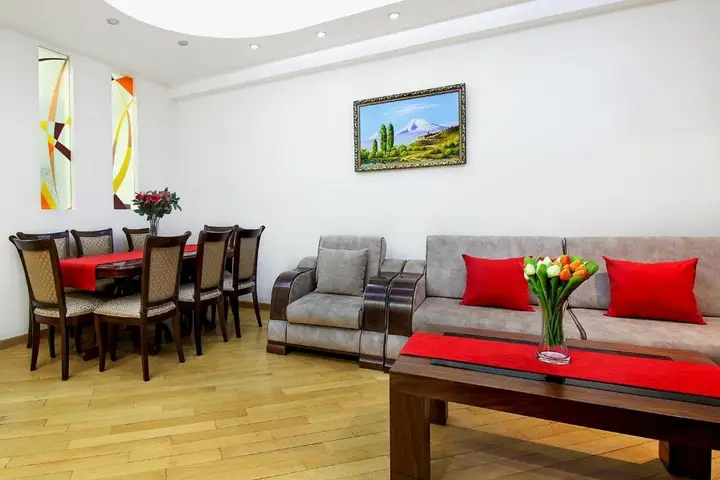 Ереван: 3 Bedroom Apartment near Republic Square