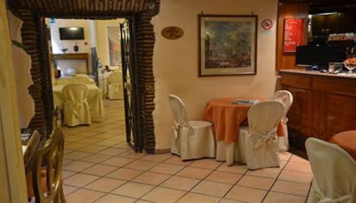 Дубай: Al Deyafa Hotel Apartments 1