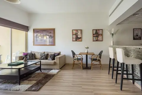 Spacious 1BR in The Greens! — фото 1