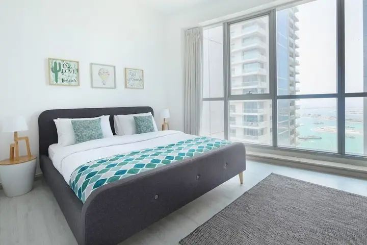 Дубай: Modern + Light 2BR in Dubai Marina w/ Sea Views!