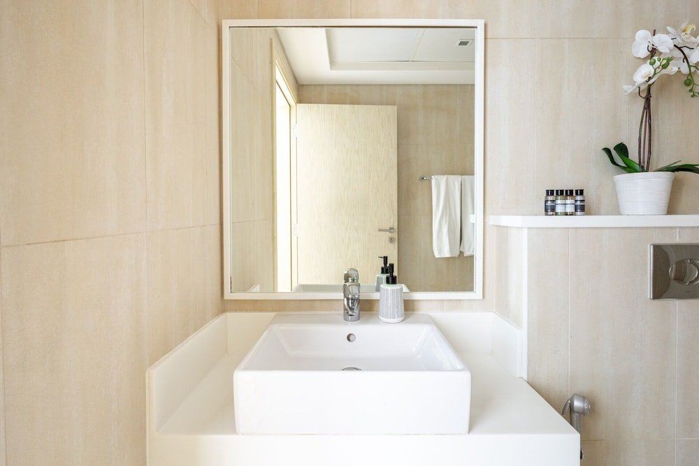 Дубай: Grand 2BR w/ a Full Sea View & Direct Beach Access