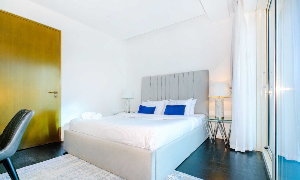 Дубай: LUX Holiday Home - DAMAC Residenze 2