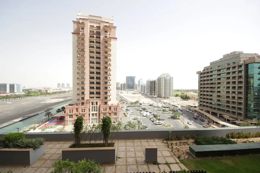 Дубай: The Matrix Tower by Signature Holiday Homes