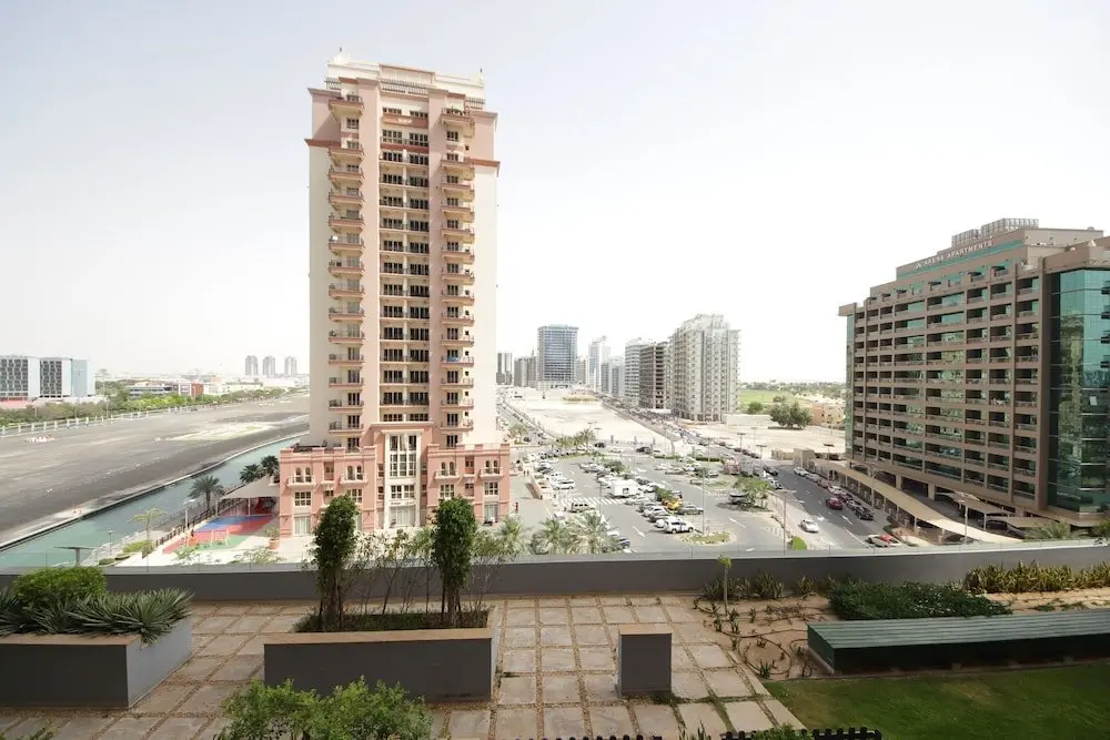 Дубай: The Matrix Tower by Signature Holiday Homes