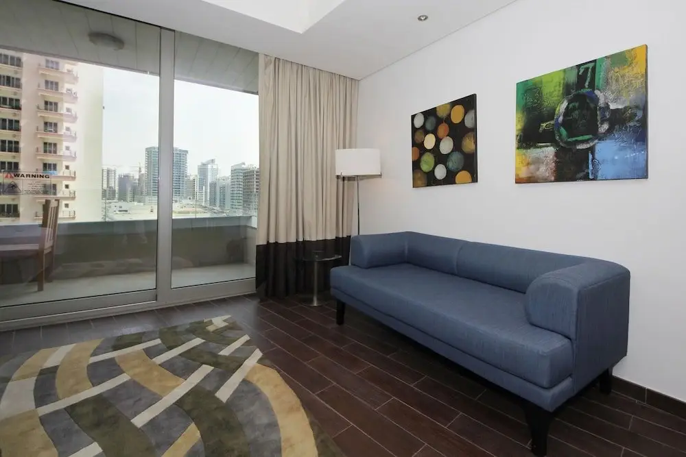 Дубай: The Matrix Tower by Signature Holiday Homes