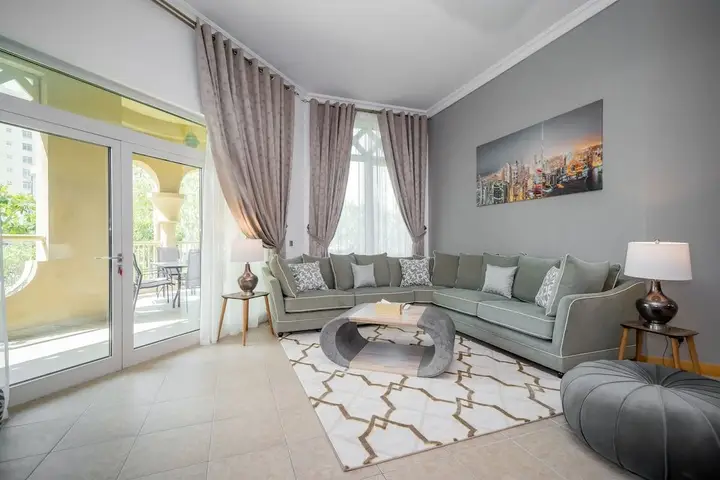 Дубай: Luton Vacation Homes - Shoreline Apartment with Beach access