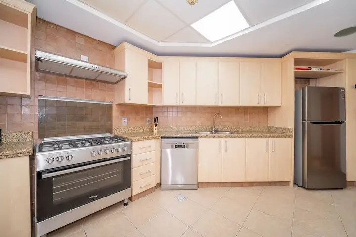 Дубай: Luton Vacation Homes - Shoreline Apartment with Beach access