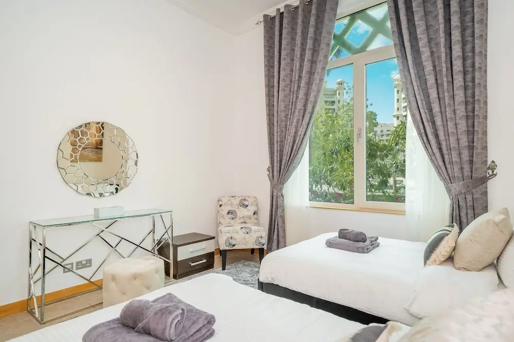 Дубай: Luton Vacation Homes - Shoreline Apartment with Beach access