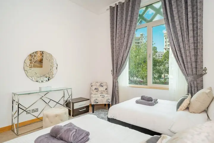 Дубай: Luton Vacation Homes - Shoreline Apartment with Beach access