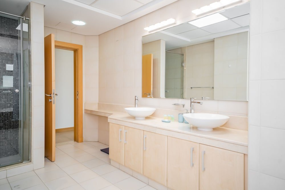 Дубай: Luton Vacation Homes - Shoreline Apartment with Beach access