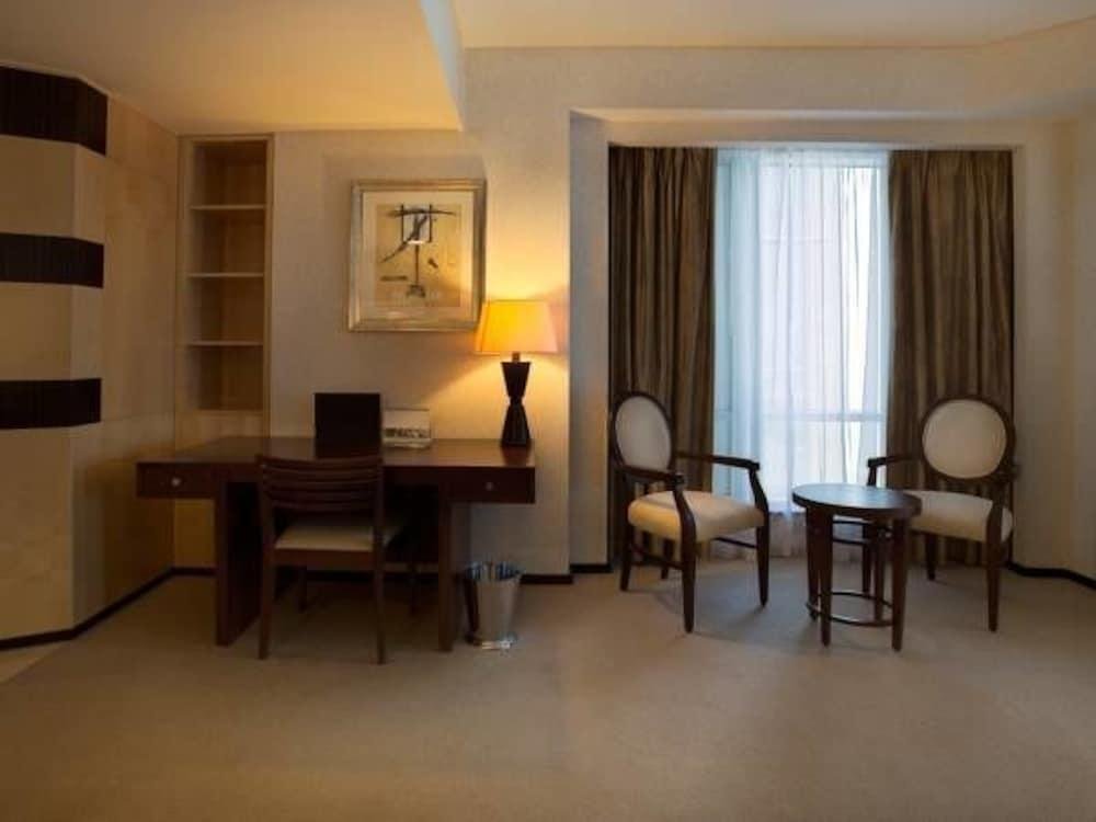 Дубай: Shangri-La Hotel Dubai & Apartments