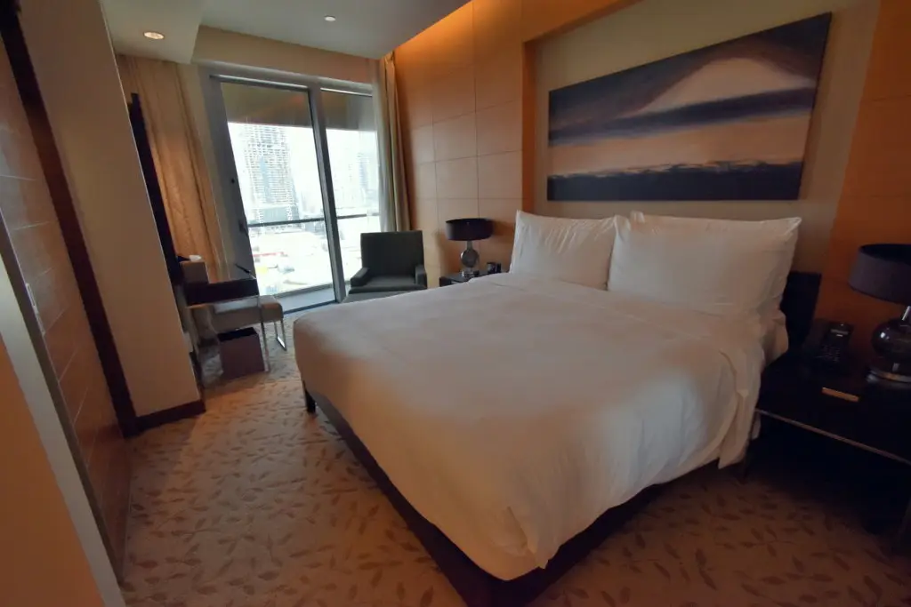 Дубай: Luxury 1 bedroom at Fashion Avenue Dubai Mall Residences