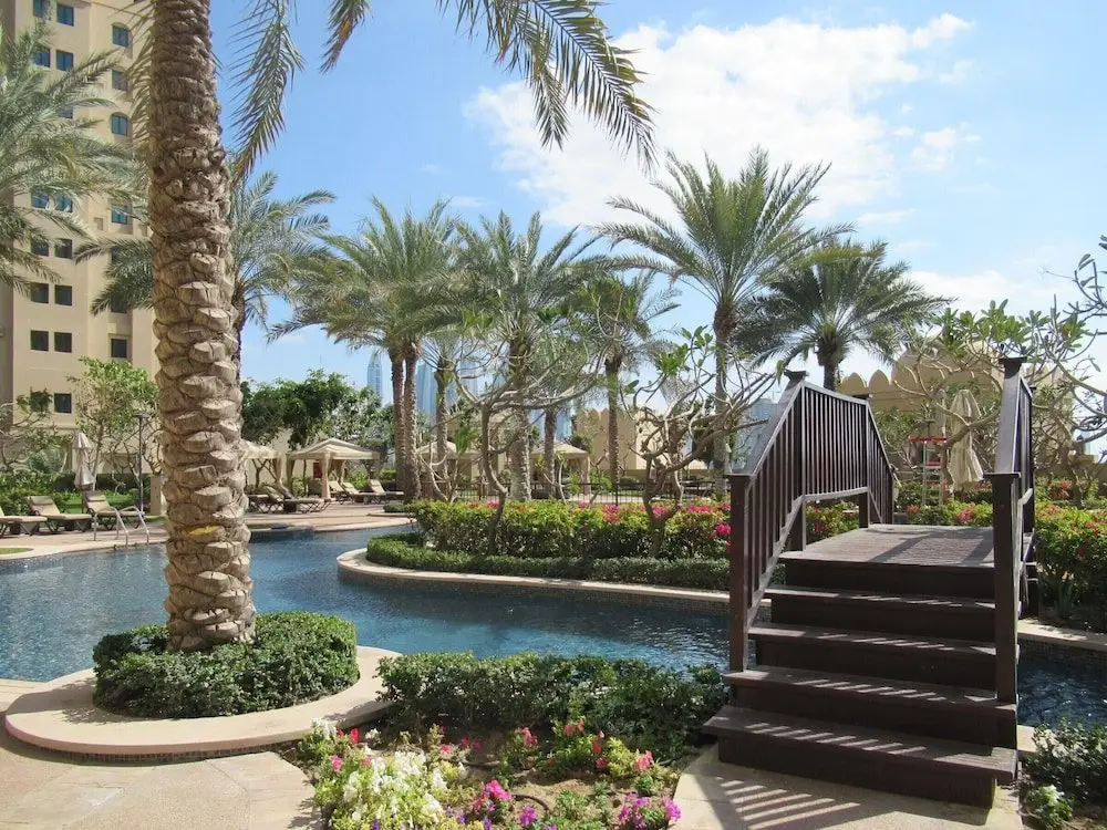 Deluxe 1BR in Fairmont South W/ Huge Balcony & Beach Club Membership! — фото 1