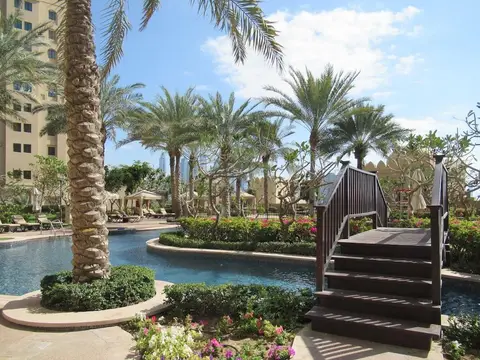 Deluxe 1BR in Fairmont South W/ Huge Balcony & Beach Club Membership! — фото 1