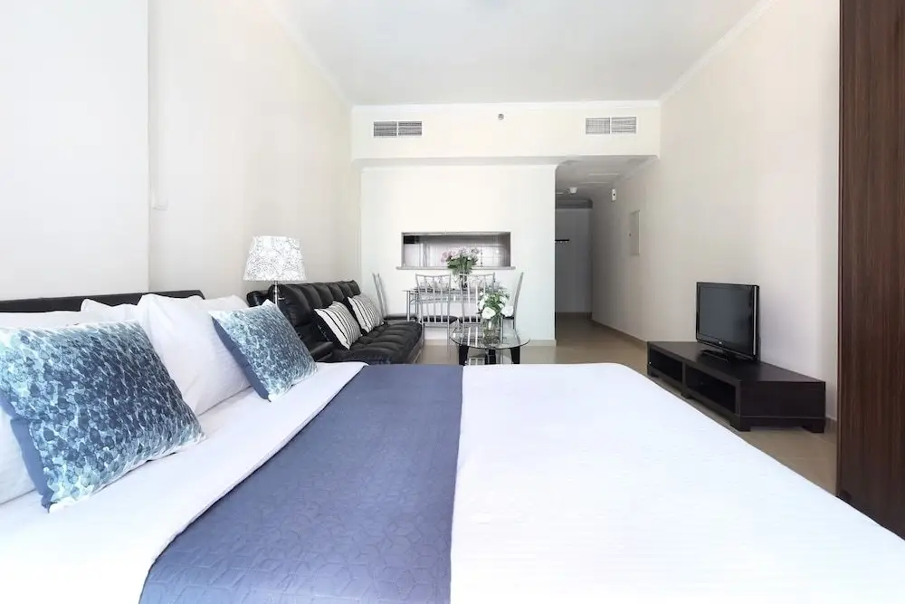 Дубай: Superb Studio w/ Lake Views in JLT - Near the Metro!