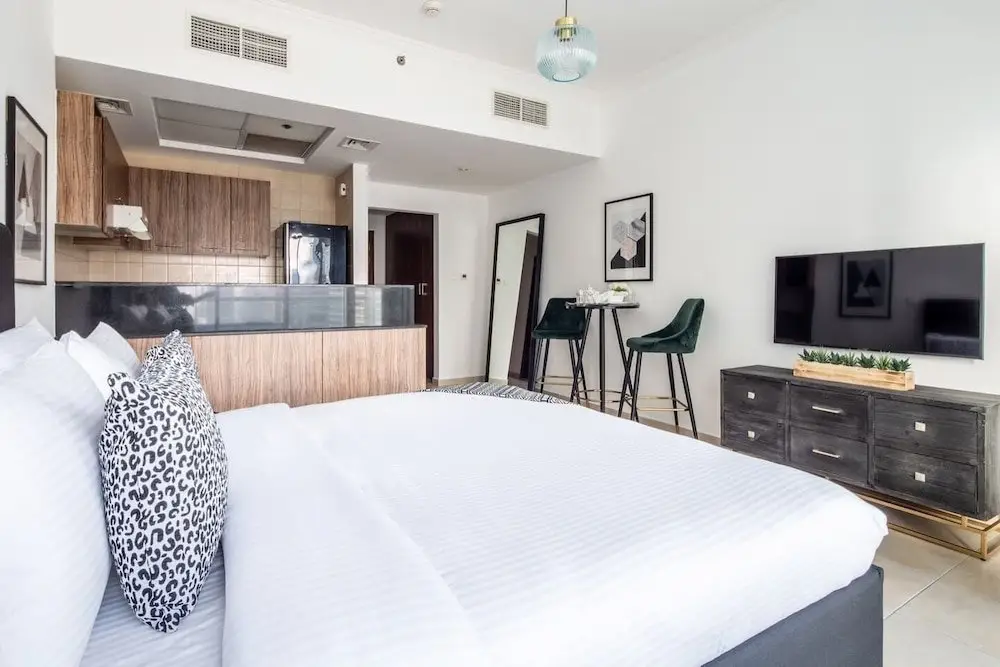 Дубай: Modern Rustic Studio Apartment in Downtown Dubai