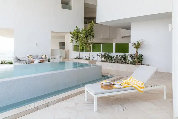 Дубай: Elegant 2BR Apartment in The Five w/ Private Pool