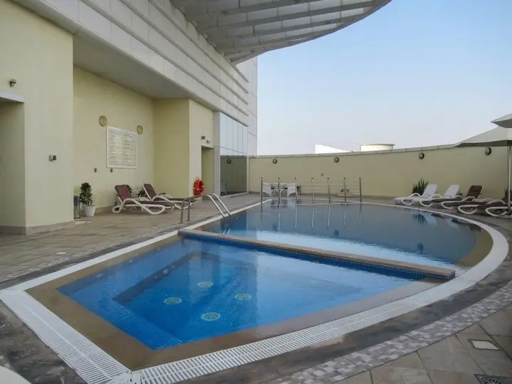 Дубай: Stylish Studio Apartment in JLT With Lake Views!