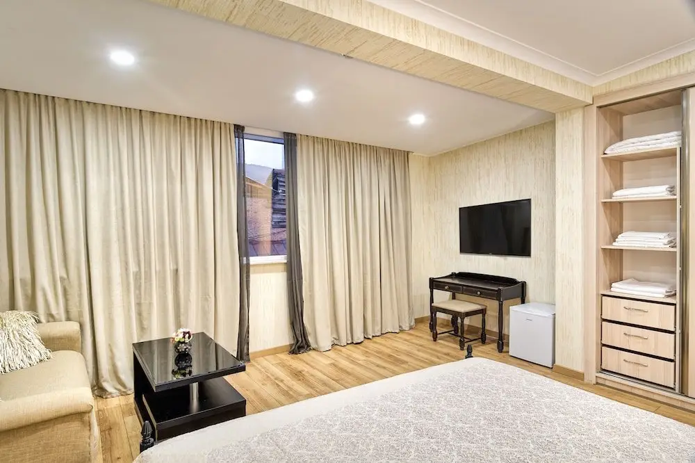 Тбилиси: Q&B Hotel