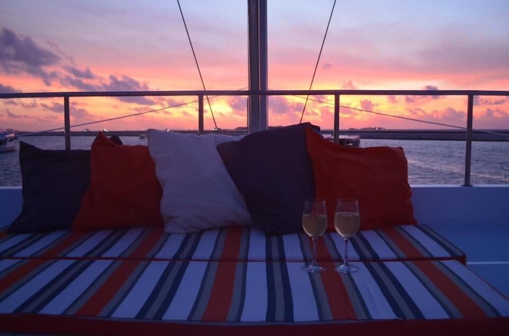 Северный атолл Мале: Ocean Breeze Voyager Yacht