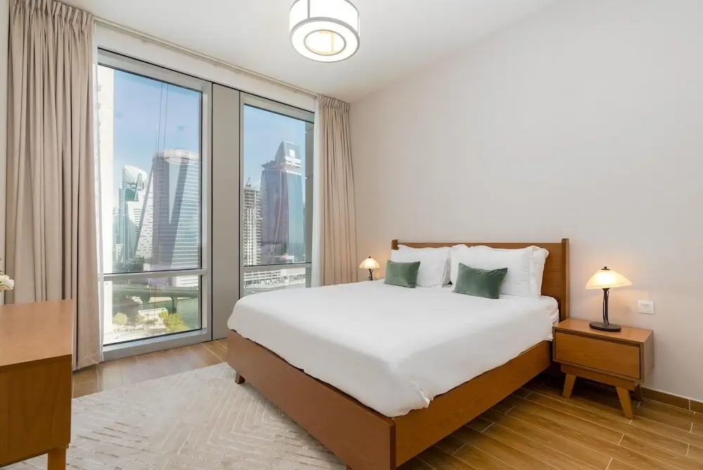 Дубай: Whitesage - Waterfront Luxe Apartment With Great Canal Views