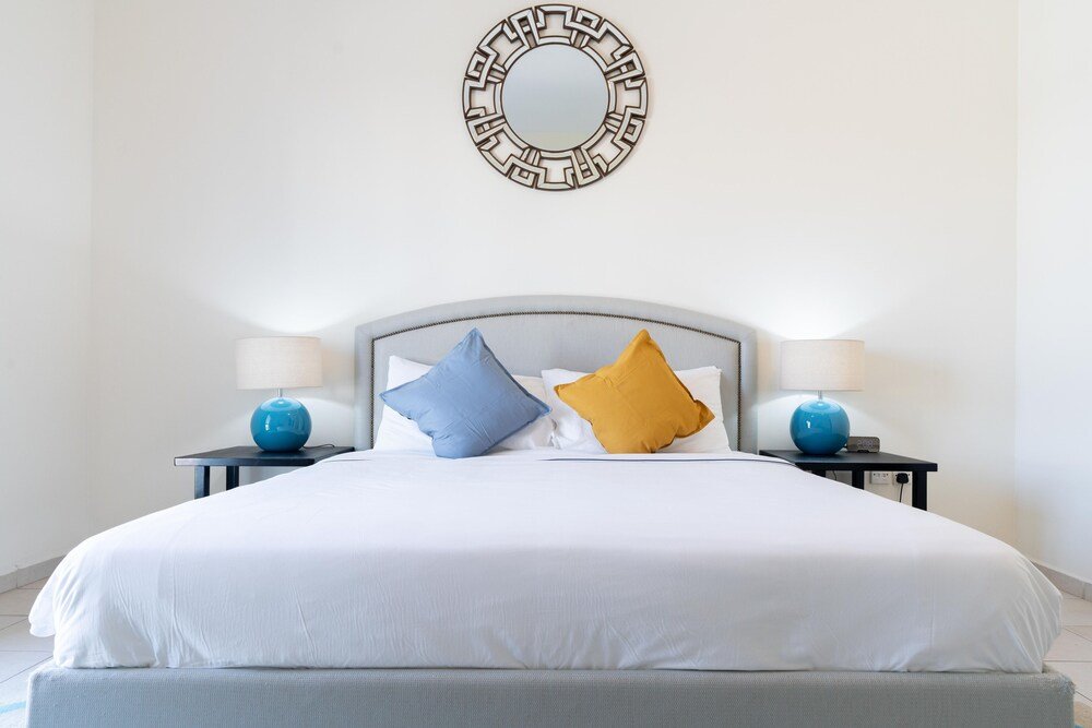 Дубай: Lux BnB 1BD Discovery Gardens
