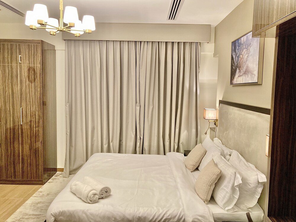 SuperHost - Elite Apartment With Canal and City Skyline Views — фото 1