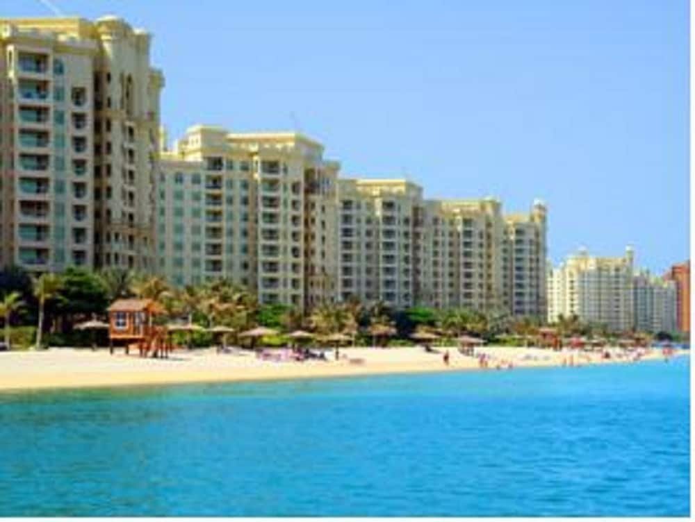 Дубай: Private Beach Shoreline Luxurious Apartment