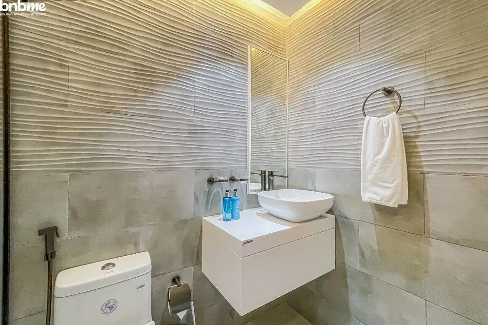 Дубай: Plush Studio Having Lake View by Bnbmehomes