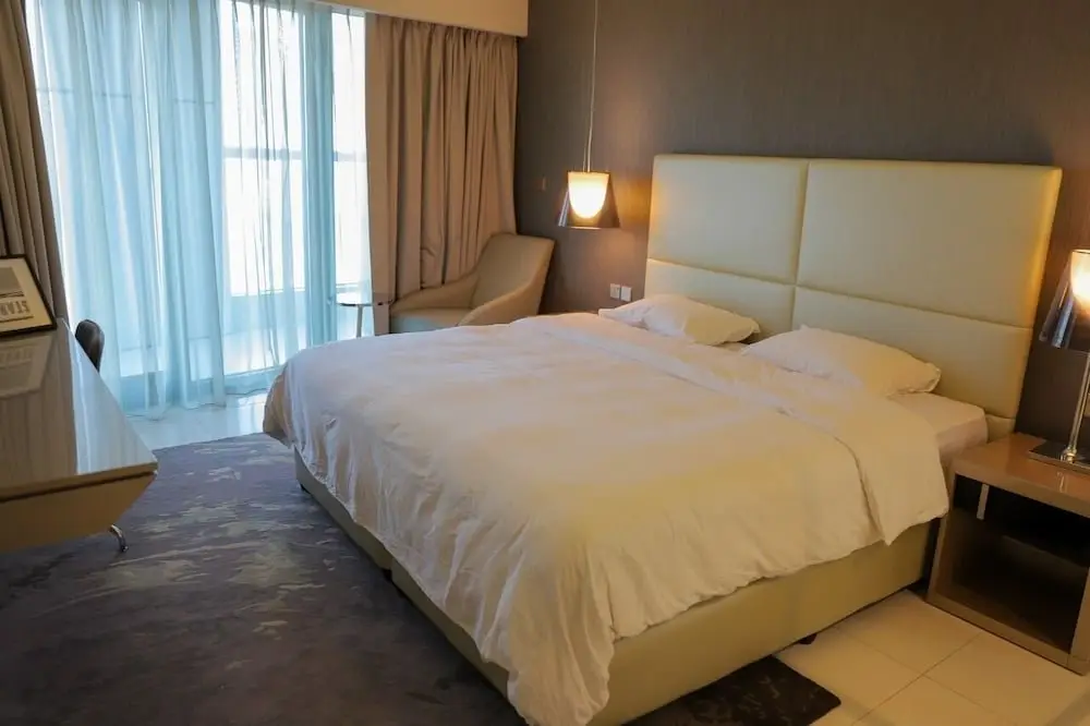 Fully Furnished 3 Bedroom in Paramount Prime Location Spacious Layout — фото 1