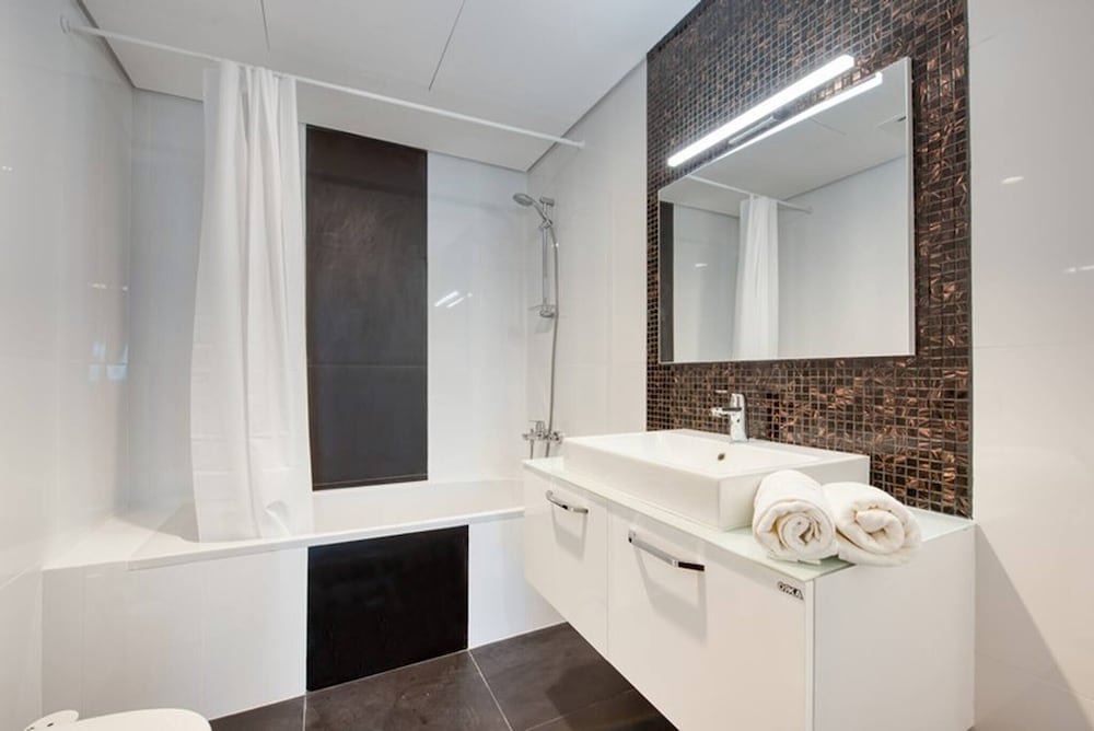 Дубай: Dezire Beautiful Spacious Brand New With Balcony