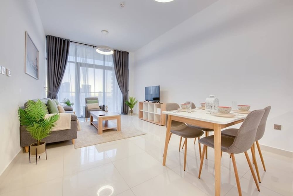 Dezire Beautiful Spacious Brand New With Balcony — фото 1