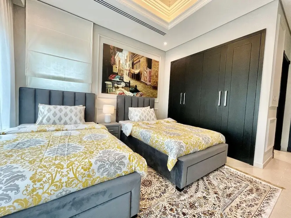 Дубай: Luxurious 4B Villa With Garden Al Furjan