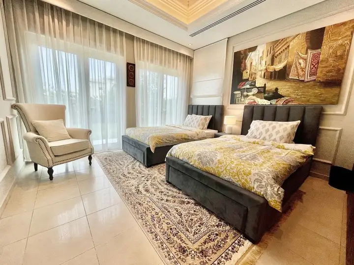 Дубай: Luxurious 4B Villa With Garden Al Furjan