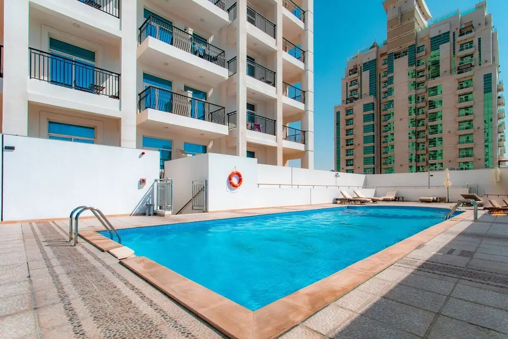 Дубай: Lofty apt with panoramic view terrace