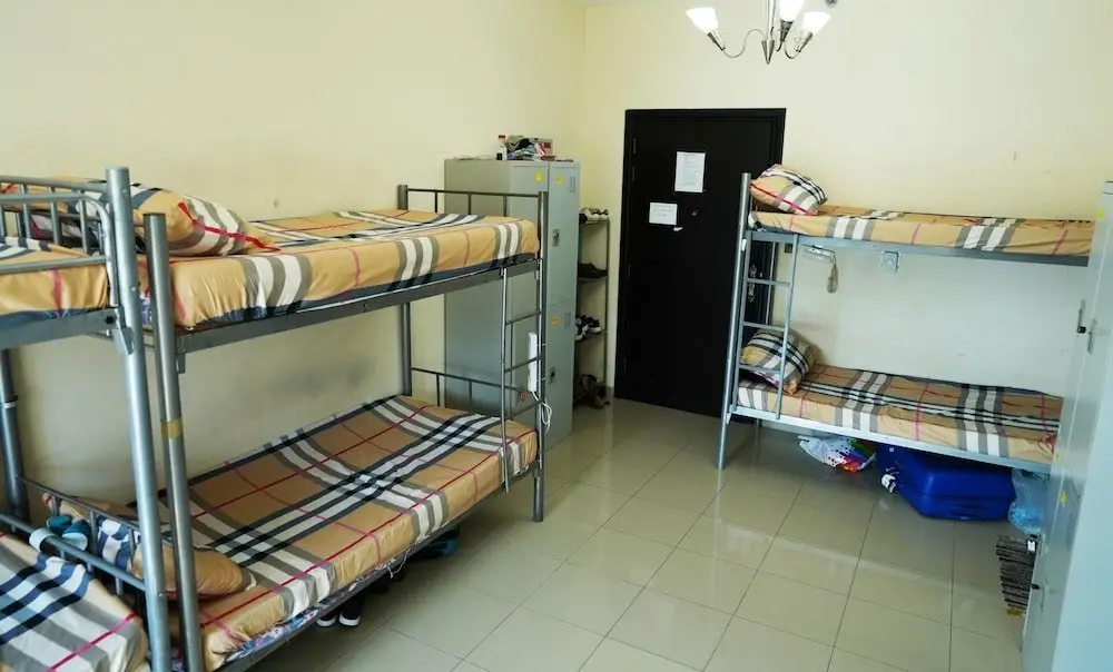 Дубай: Decent Boys Hostel