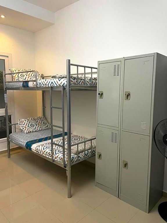 Дубай: Decent Boys Hostel