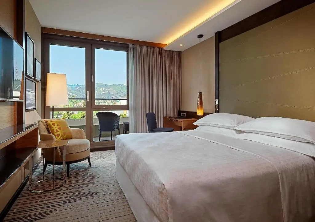 Тбилиси: Sheraton Grand Tbilisi Metechi Palace